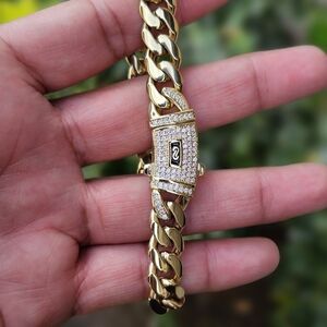 Bracelet unisex 14k stamped. Gold plated Miami Cuban Link. Again NOT Solid gold.